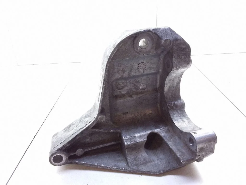 Power steering pump mounting bracket – BMW 3 Series E90 E91 (2005-2012)