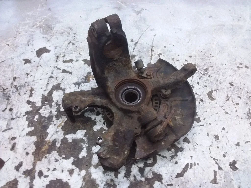 Front wheel hub – right