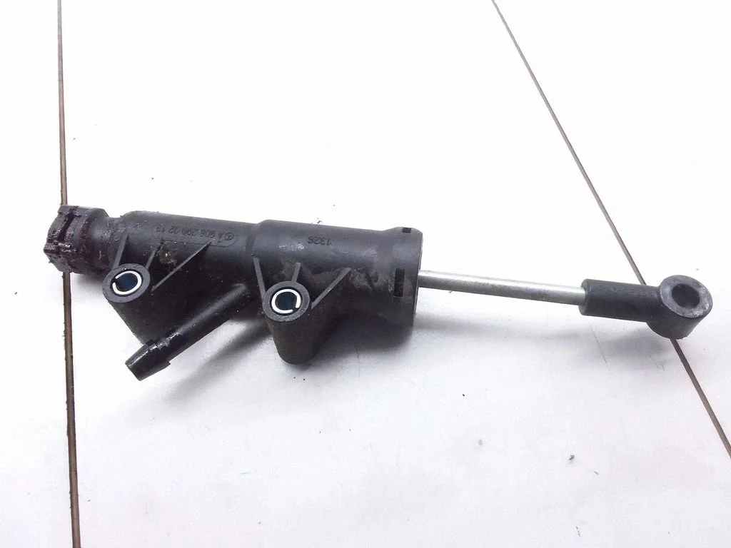 Clutch master cylinder A9062900212