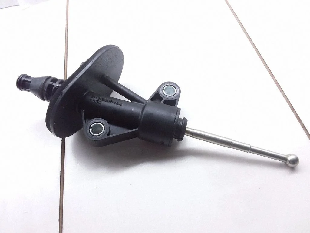 Clutch master cylinder 55565462