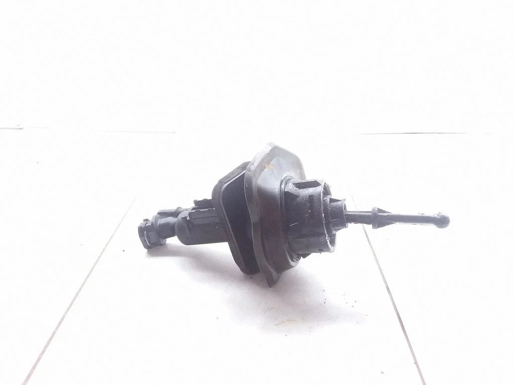 Clutch master cylinder 3M517R543AE