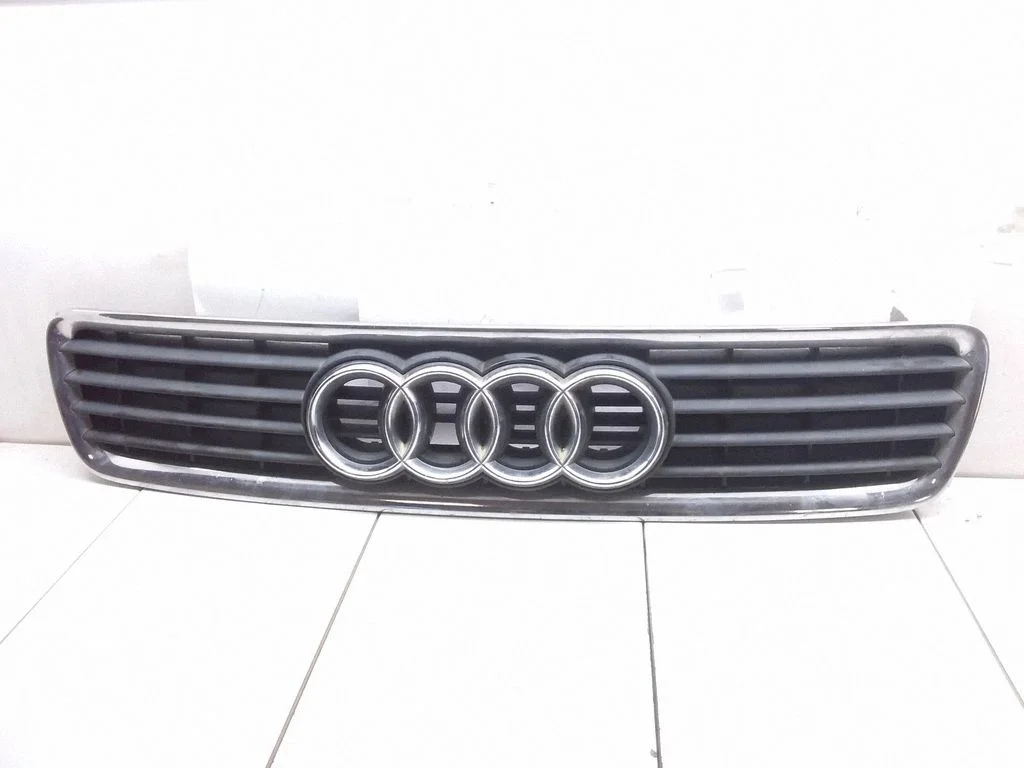 Esistange ülemine radiaatorivõre – Audi A4 S4 B5 8D (1994-1999)