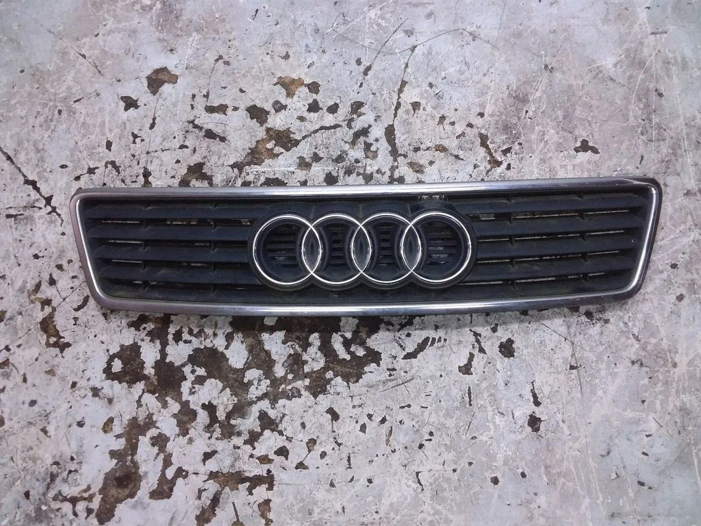 Esistange ülemine radiaatorivõre – Audi A6 S6 C4 4A (1994-1997)