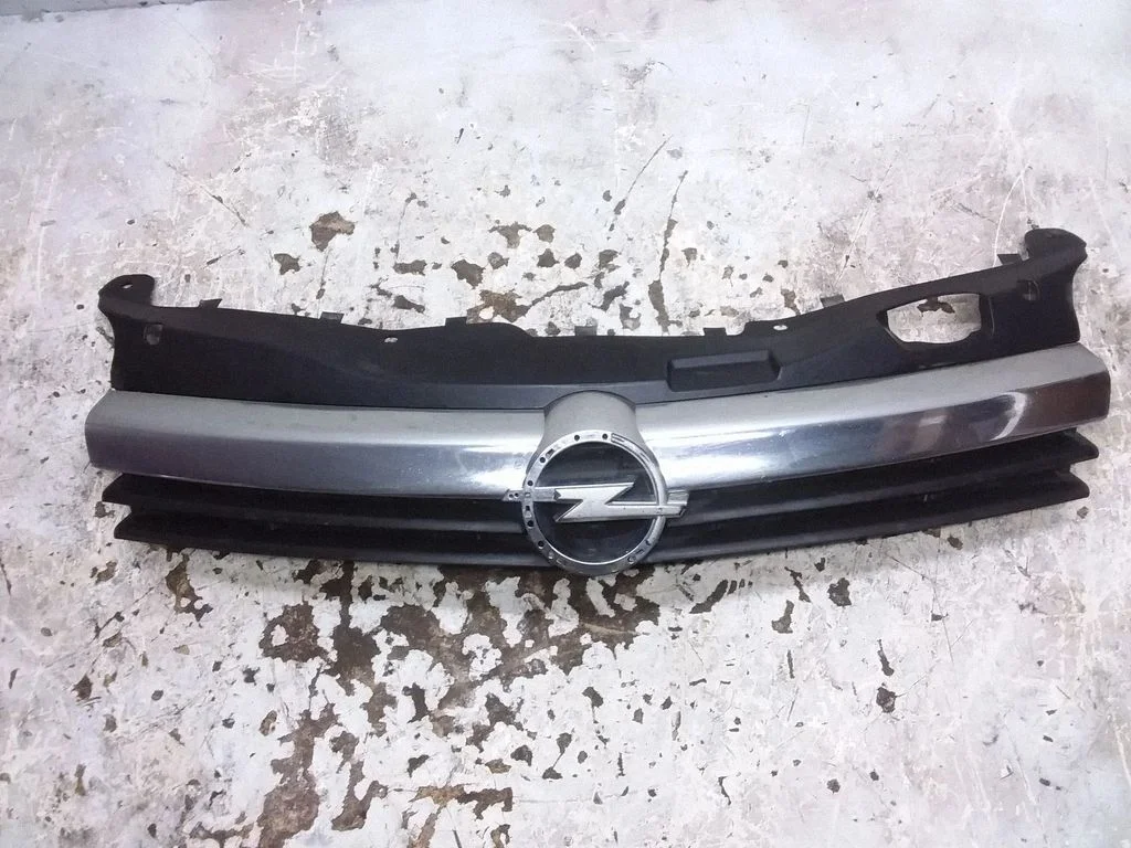 Esistange ülemine radiaatorivõre – Opel Astra H (2004-2012)
