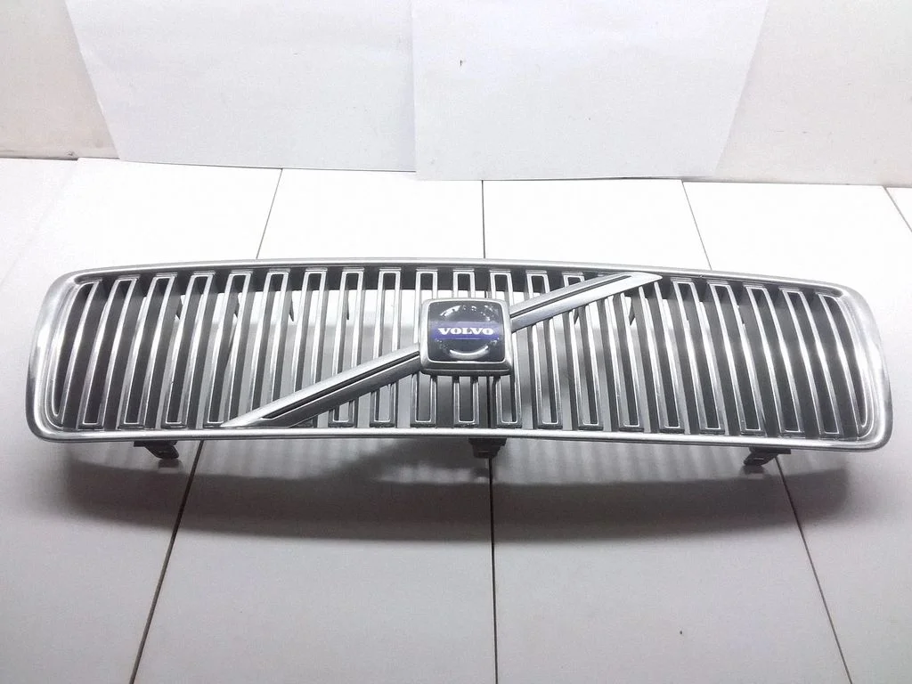 Esistange ülemine radiaatorivõre – Volvo S80 (1999-2003)