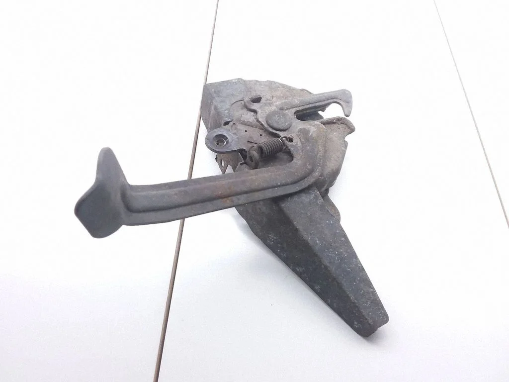 Engine bonnet/hood lock/catch – Toyota Avensis Verso (2001-2009)