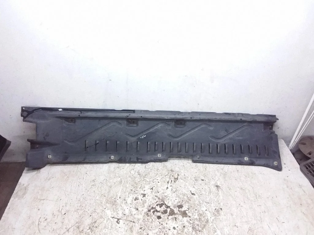 Center/middle under tray cover 7H3825210D
