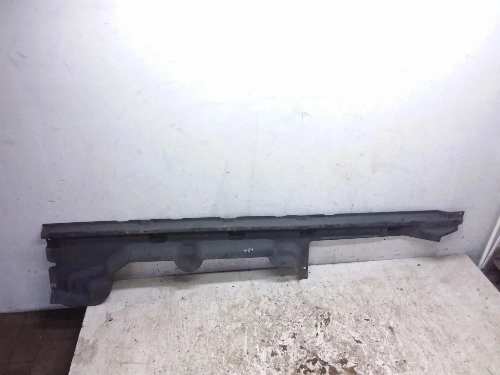 Center/middle under tray cover 7H3825209B
