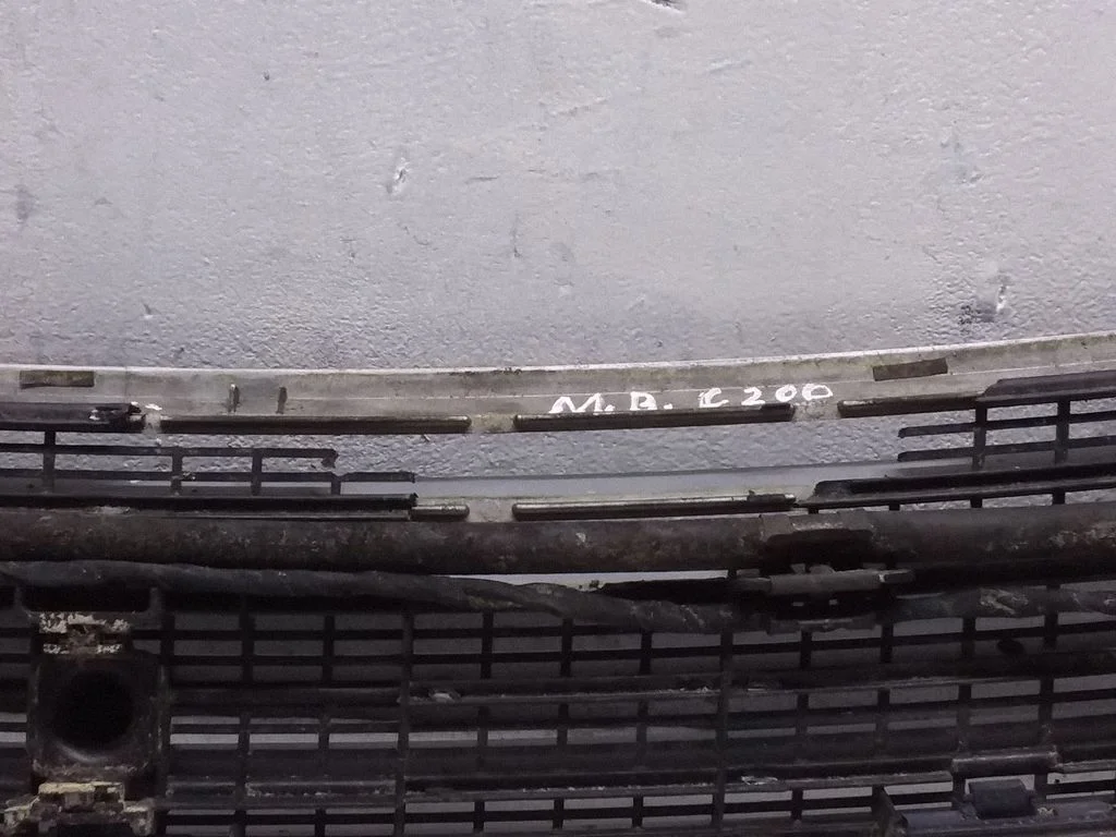 Quarter panel pressure vent