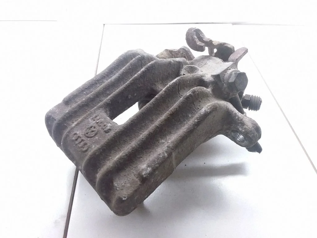 Rear brake caliper – rear right