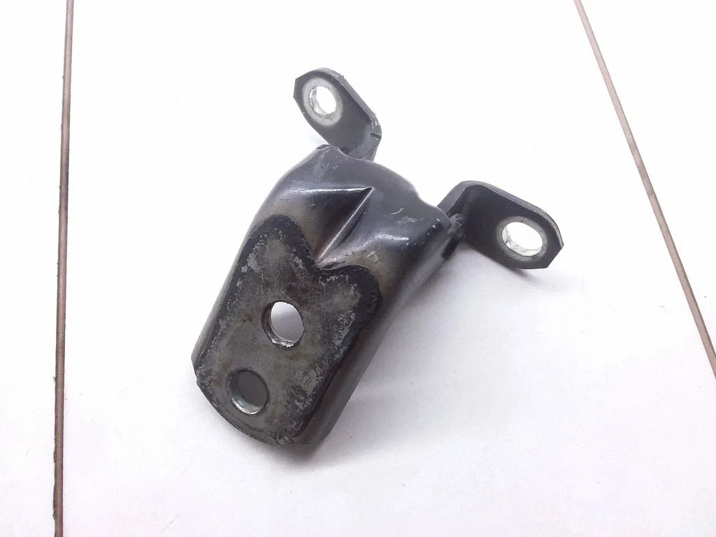 Front door upper hinge – Nissan Navara D23 (2015-)