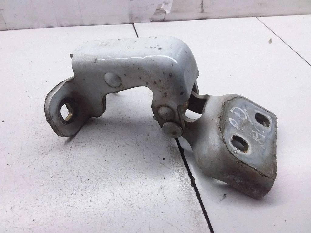 Front door lower hinge 311772