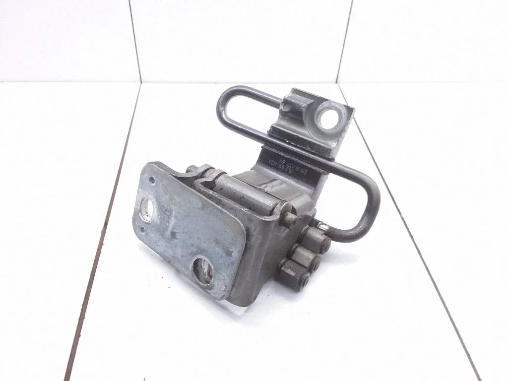 Front door lower hinge – Volkswagen Touareg I (2002-2010)
