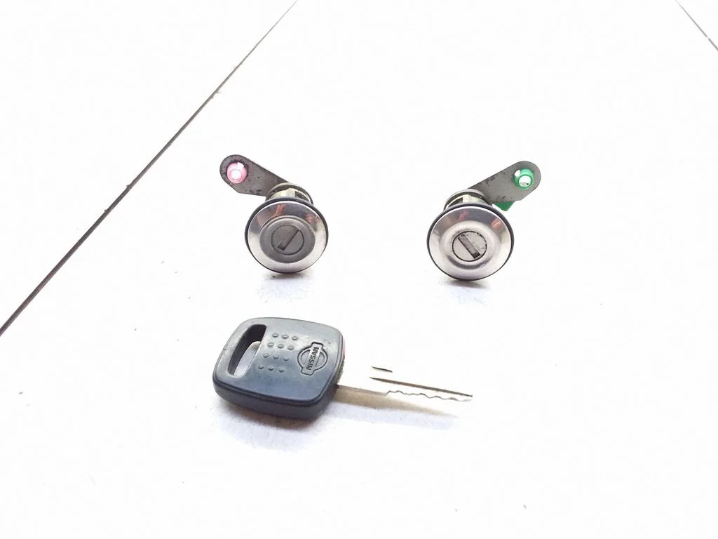 Front door lock (next to the handle) – Nissan Sunny (1991-1995)