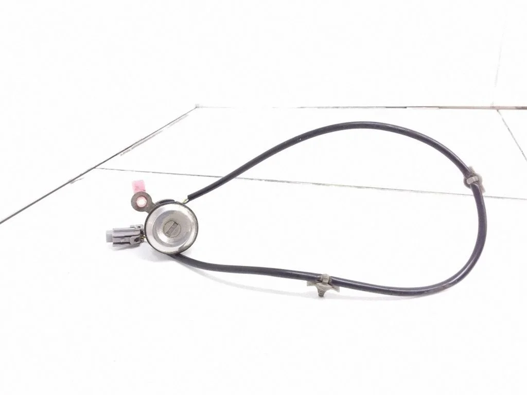 Front door lock (next to the handle) – Nissan Primera (1997-1999)