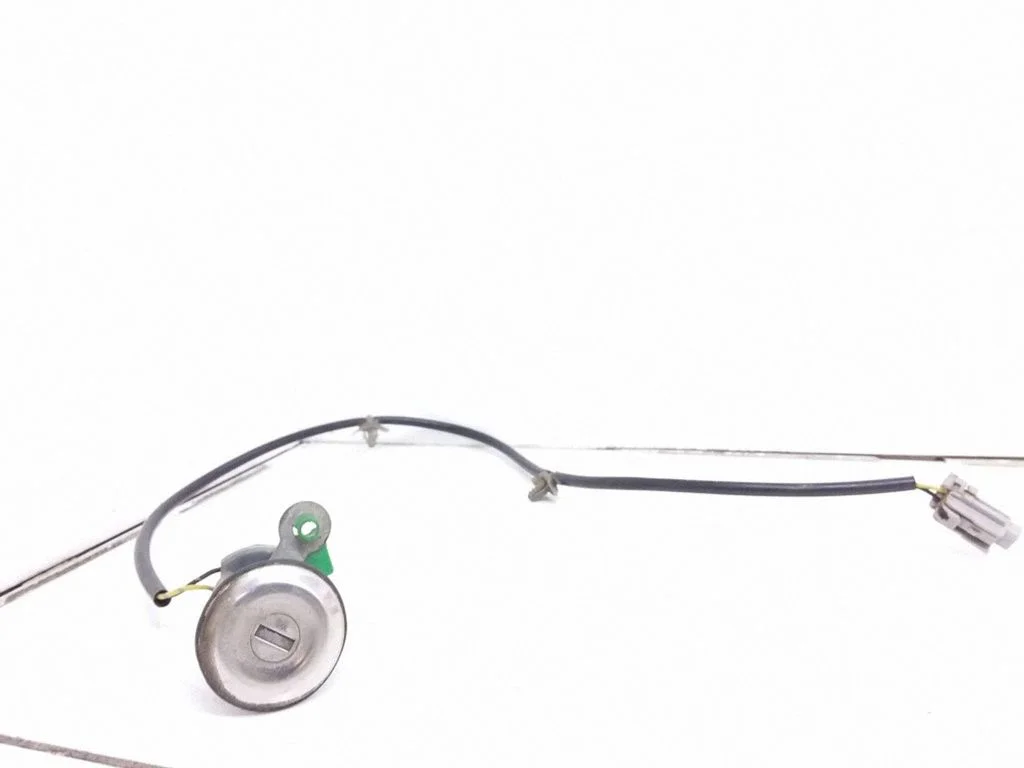 Front door lock (next to the handle) – Nissan Primera (1997-1999)