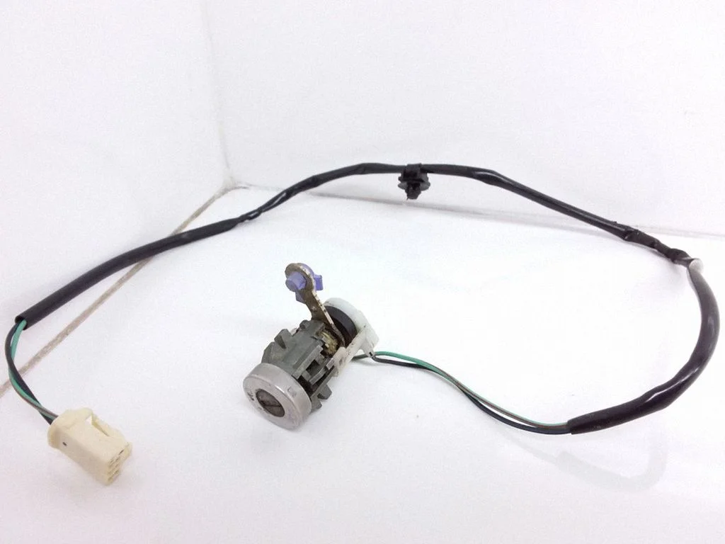 Front door lock (next to the handle) – Mazda MPV II LW (1999-2007)