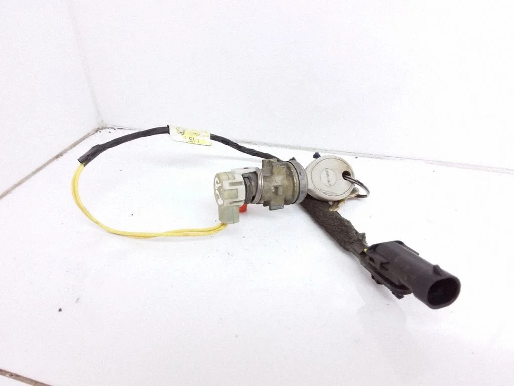 Front door lock (next to the handle) – Chrysler Grand Voyager III (1995-2000)