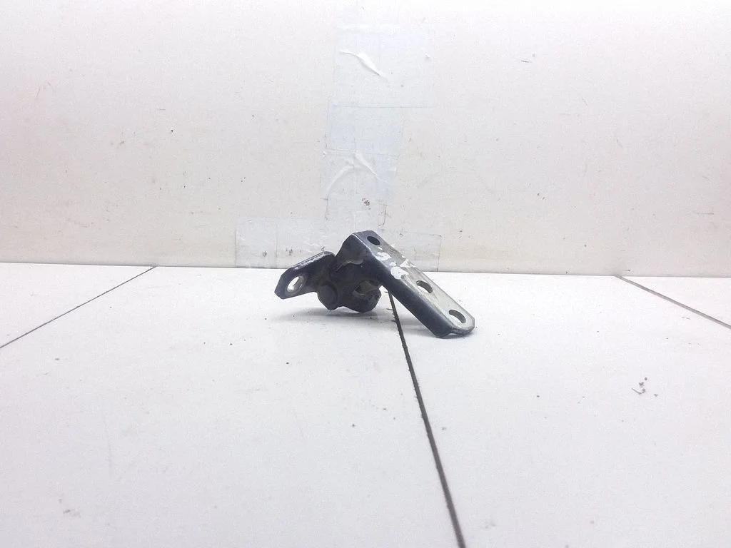 Front door upper hinge – Skoda Octavia Mk2 (1Z) (2004-2013)