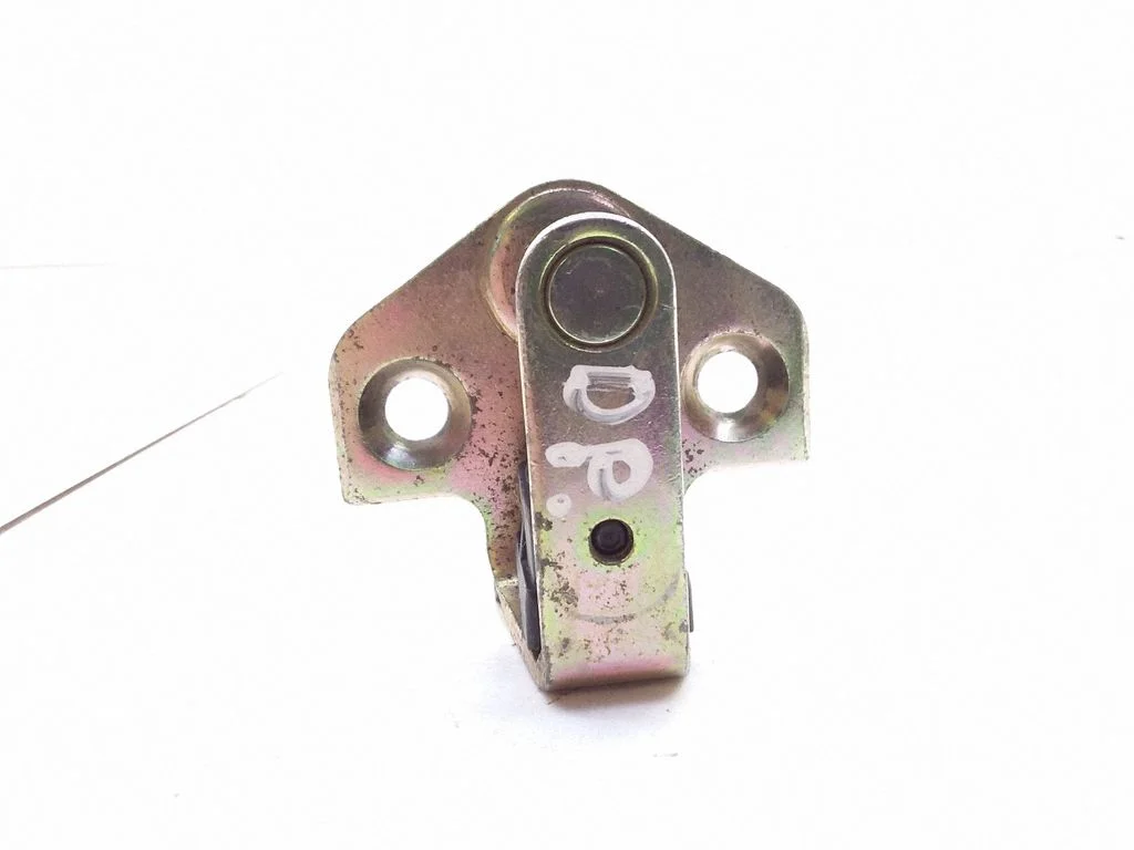 Front door lock loop/hook striker – Ford Mondeo Mk III (2000-2007)