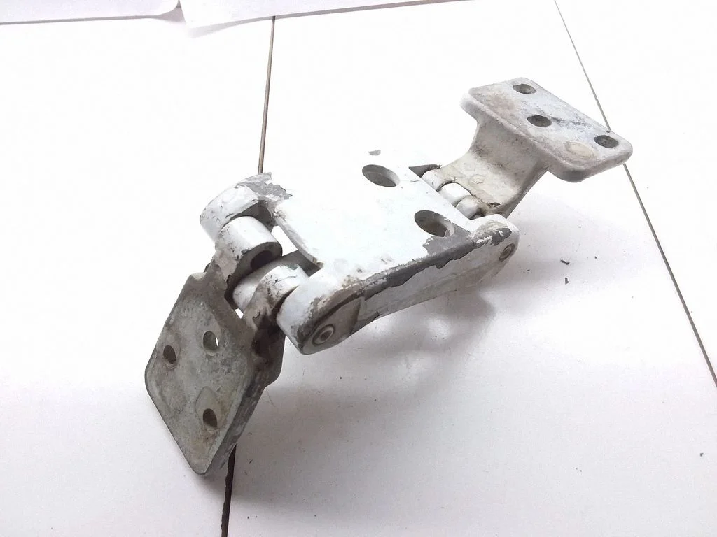 Rear door lower hinge A9067400237