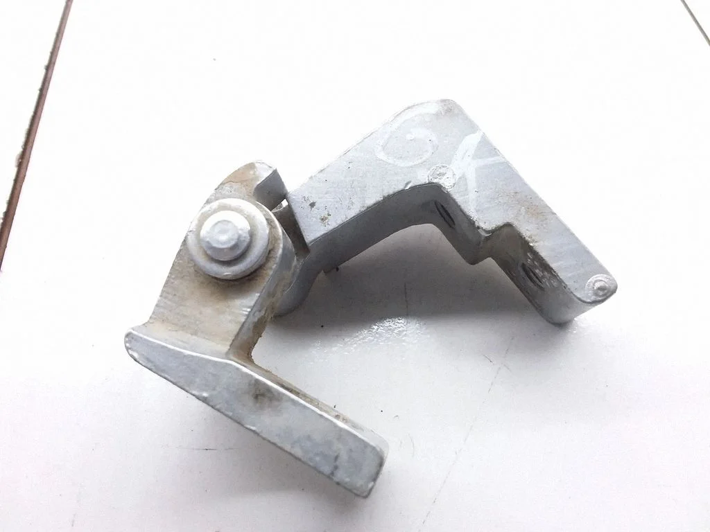 Rear door lower hinge – left