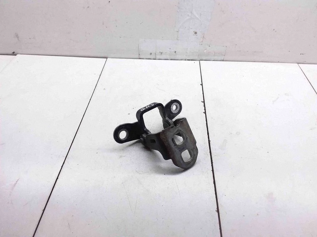 Rear door upper hinge 85574F
