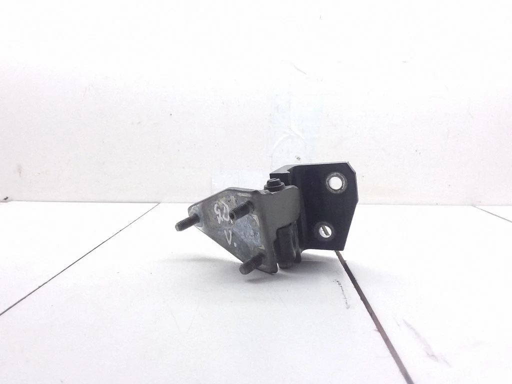 Rear door upper hinge – rear right