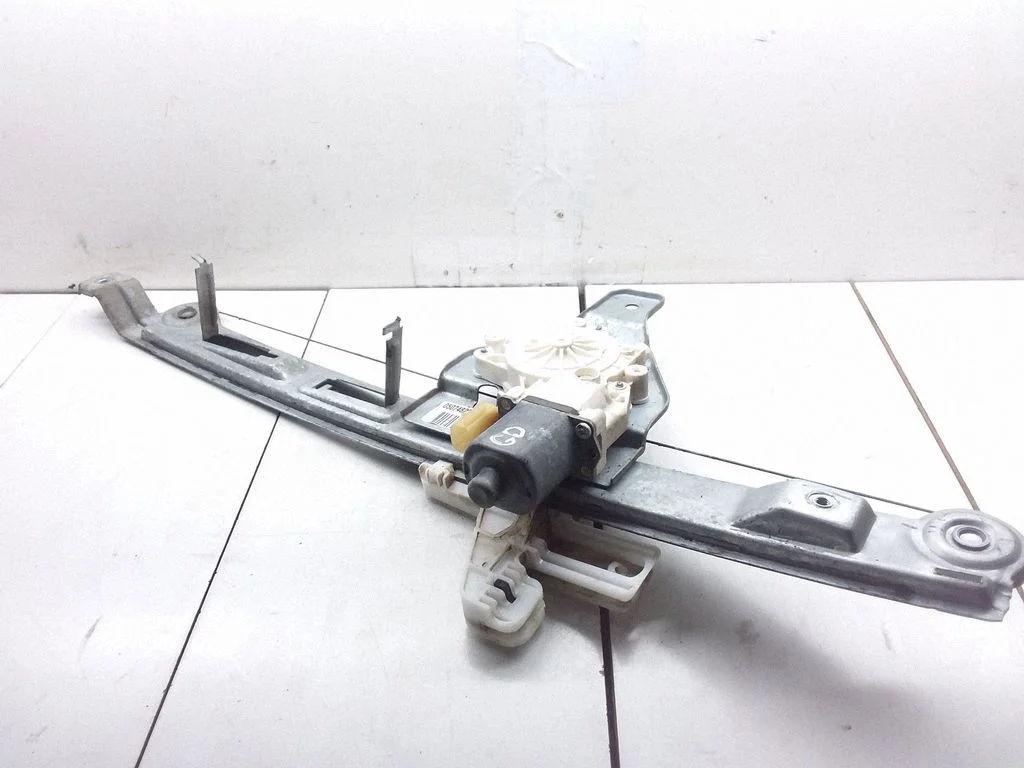 Rear window lifting mechanism without motor 05074822AA