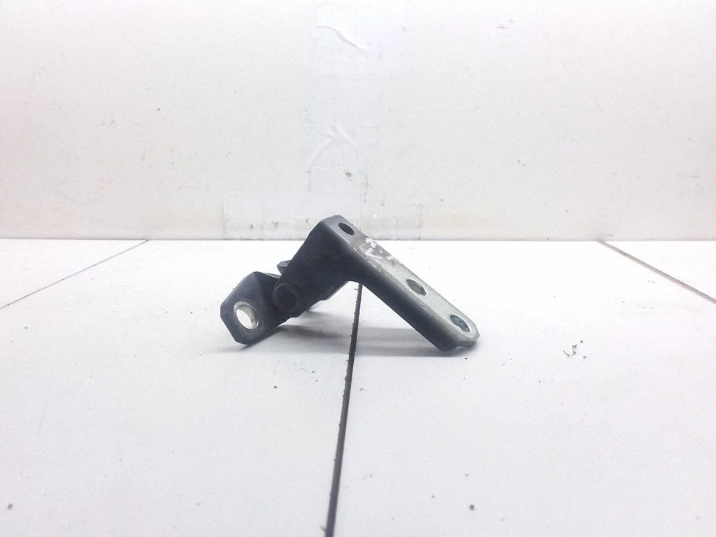 Front door upper hinge – Skoda Octavia Mk2 (1Z) (2004-2013)