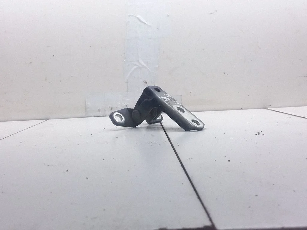 Front door upper hinge – Skoda Octavia Mk2 (1Z) (2004-2013)