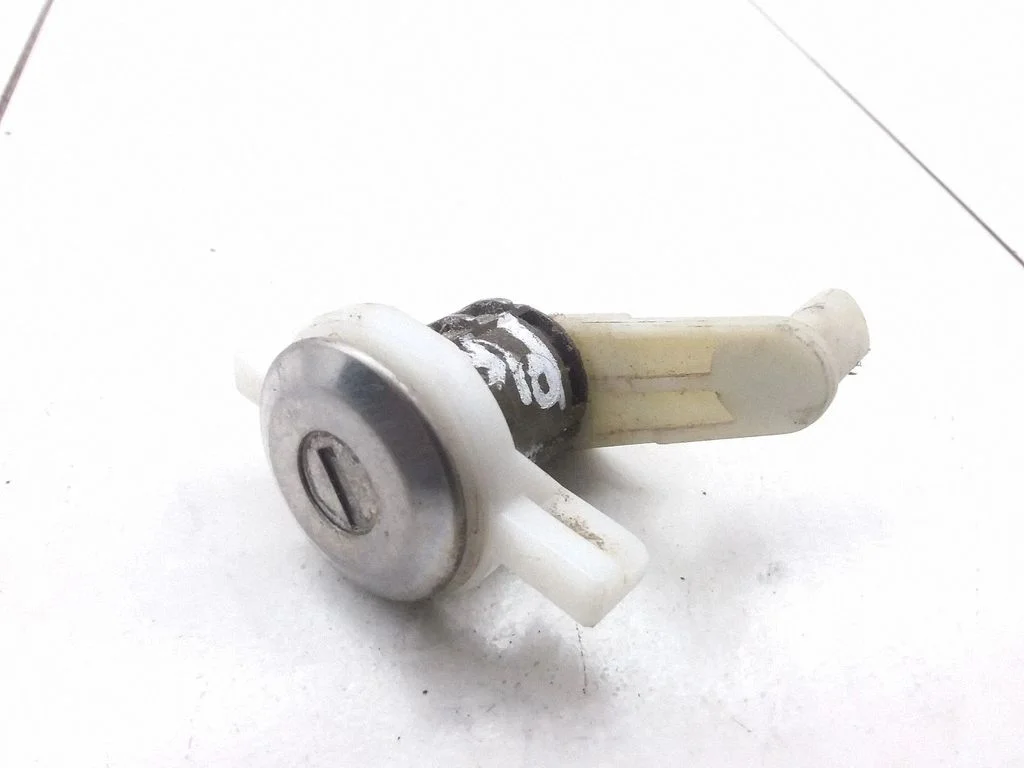Coupe door lock (next to the handle) – Renault Scenic I (1996-2003)