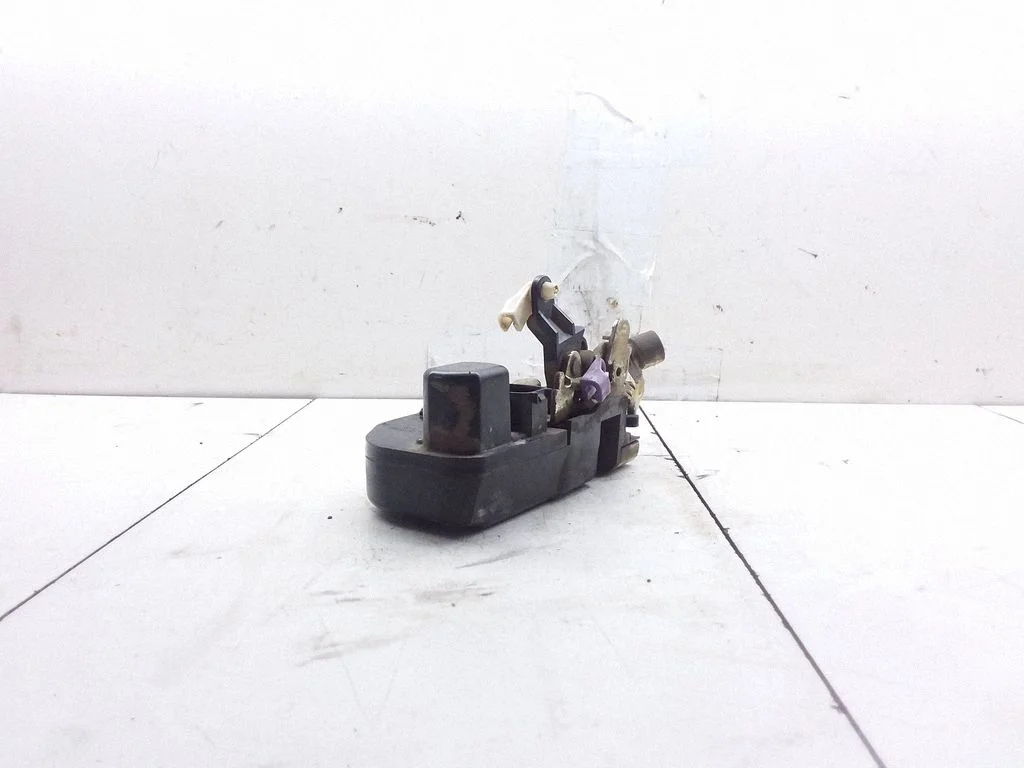 Coupe door lock (next to the handle) – Chrysler Voyager (2004-2007)