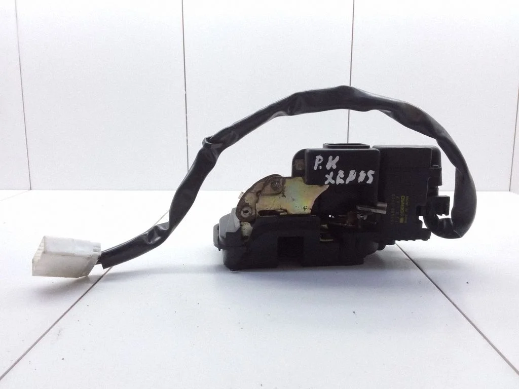 Coupe door lock (next to the handle) – Mazda Xedos 6 (1992-2000)