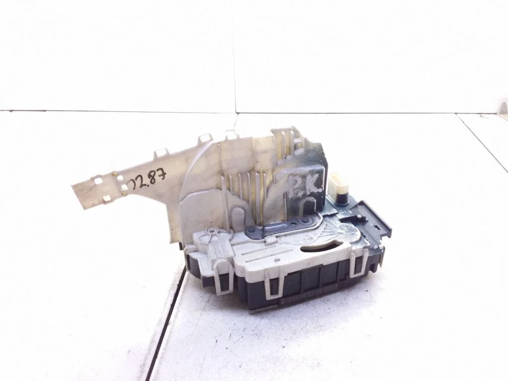 Coupe door lock (next to the handle) – Mercedes-Benz Sprinter W906 (2006-2018)