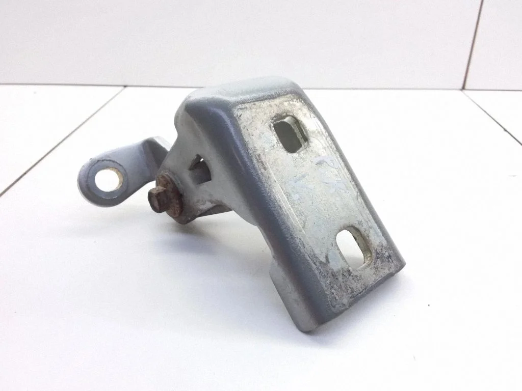 Front door upper hinge A046574