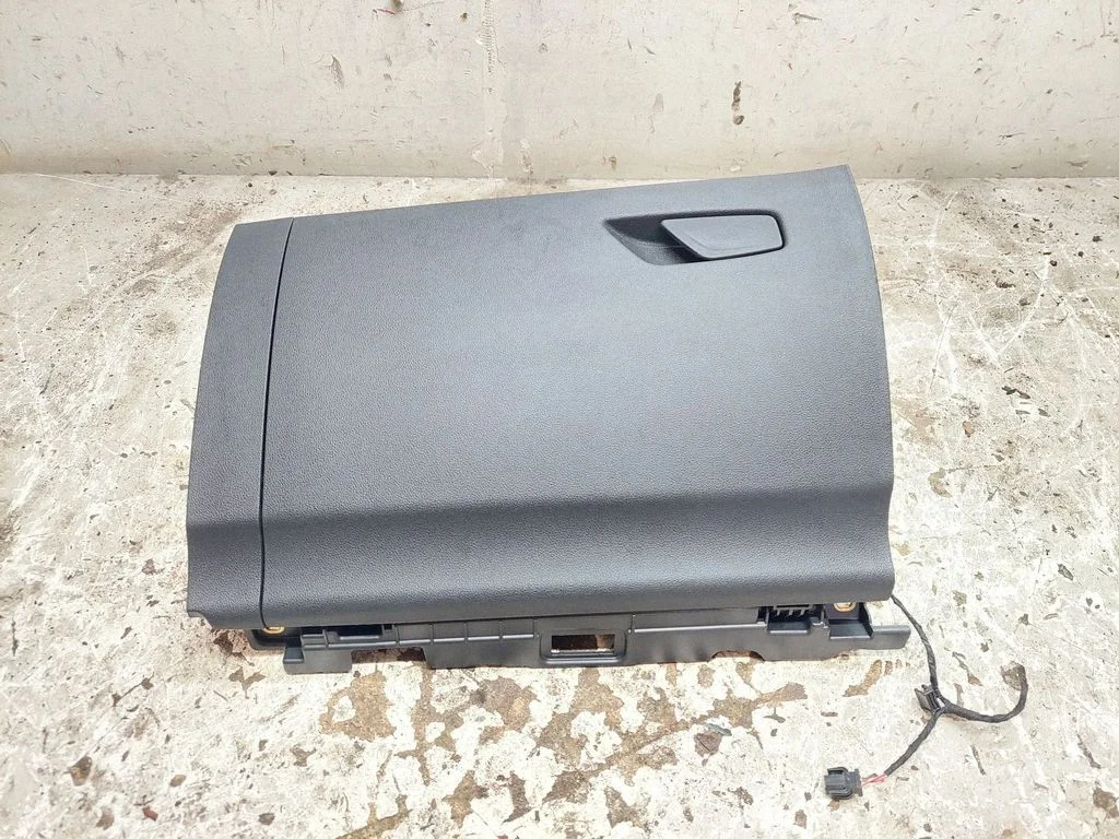 Glove box 5E8857103