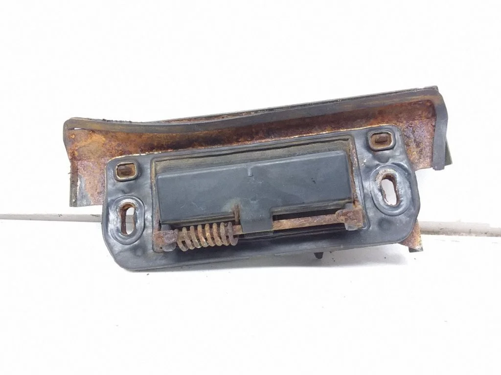 Laadimisukse välimine käepide – Nissan Almera N16 (2000-2010)