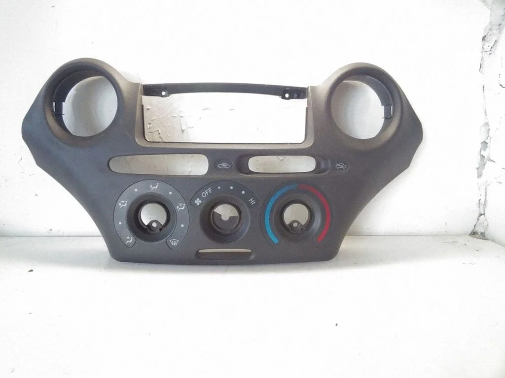 Dashboard center trim panel – Toyota Yaris Verso (1999-2005)