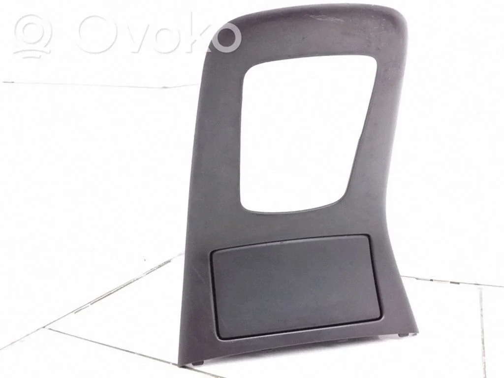 Pelnutrauks panelī – Toyota Avensis T250 (2003-2006)