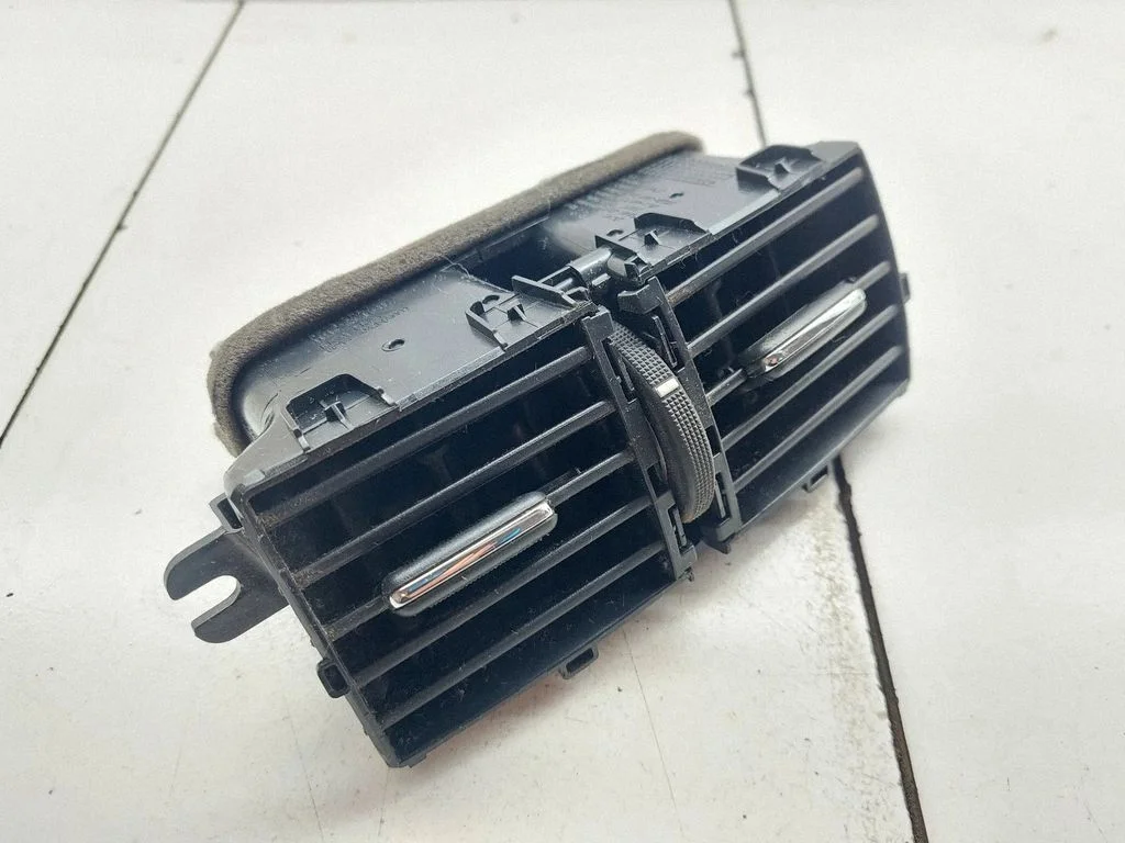 Rear air vent grill 687944JA1B