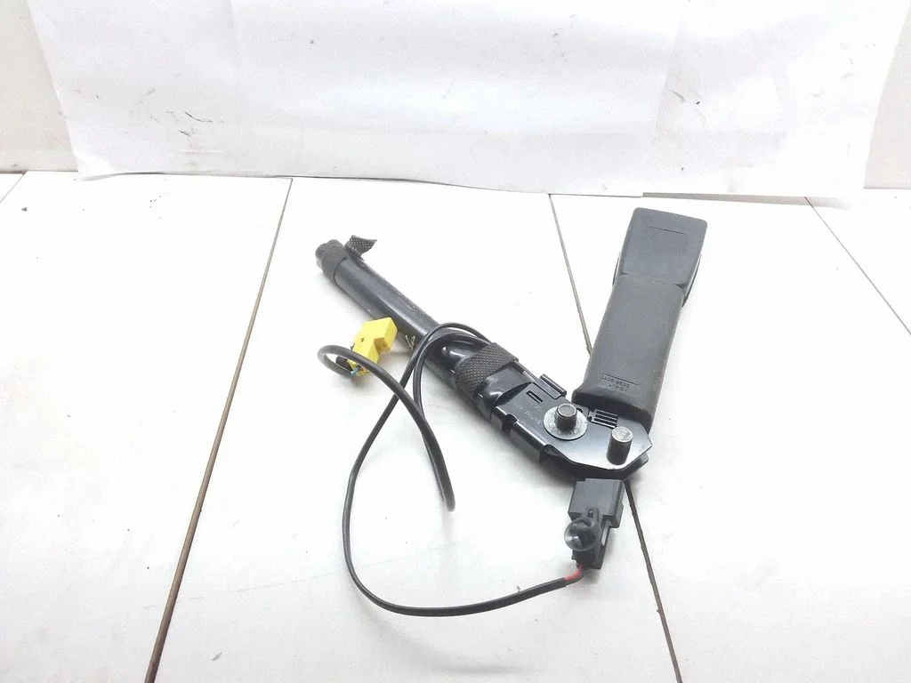Front seatbelt buckle 13305710