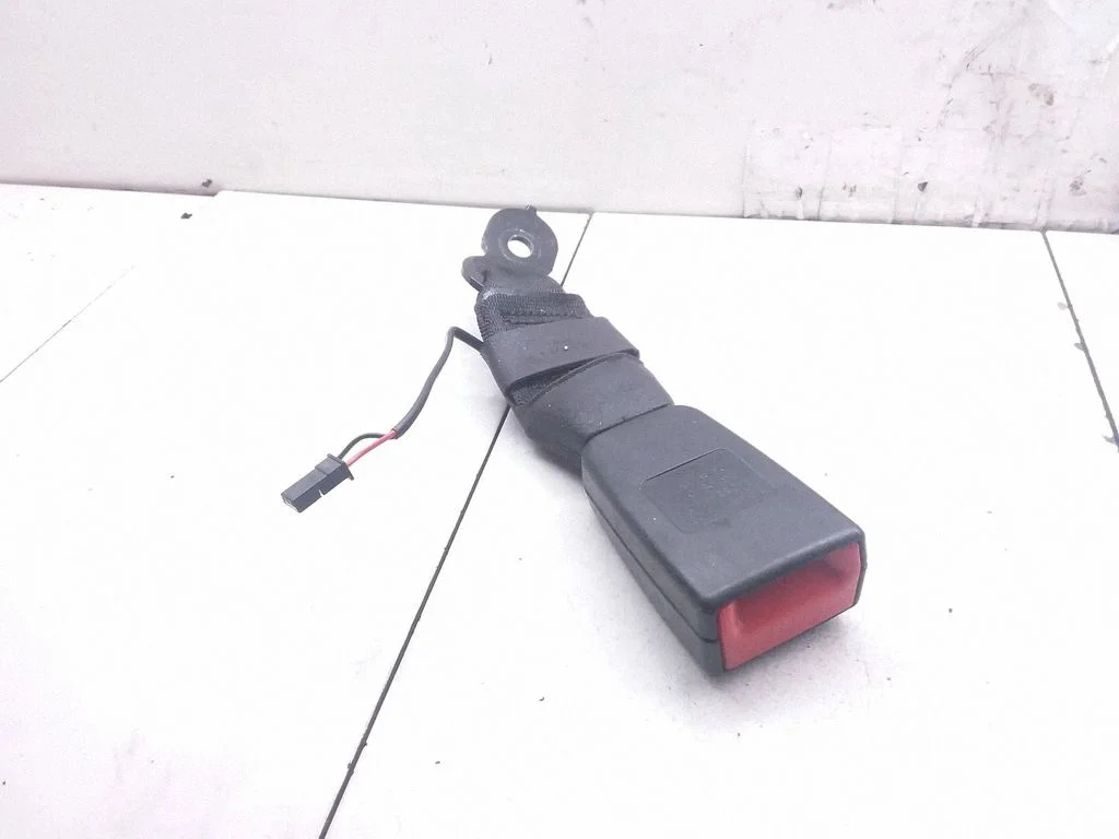 Middle seatbelt buckle (rear) – BMW 5 Series F10 F11 (2009-2016)