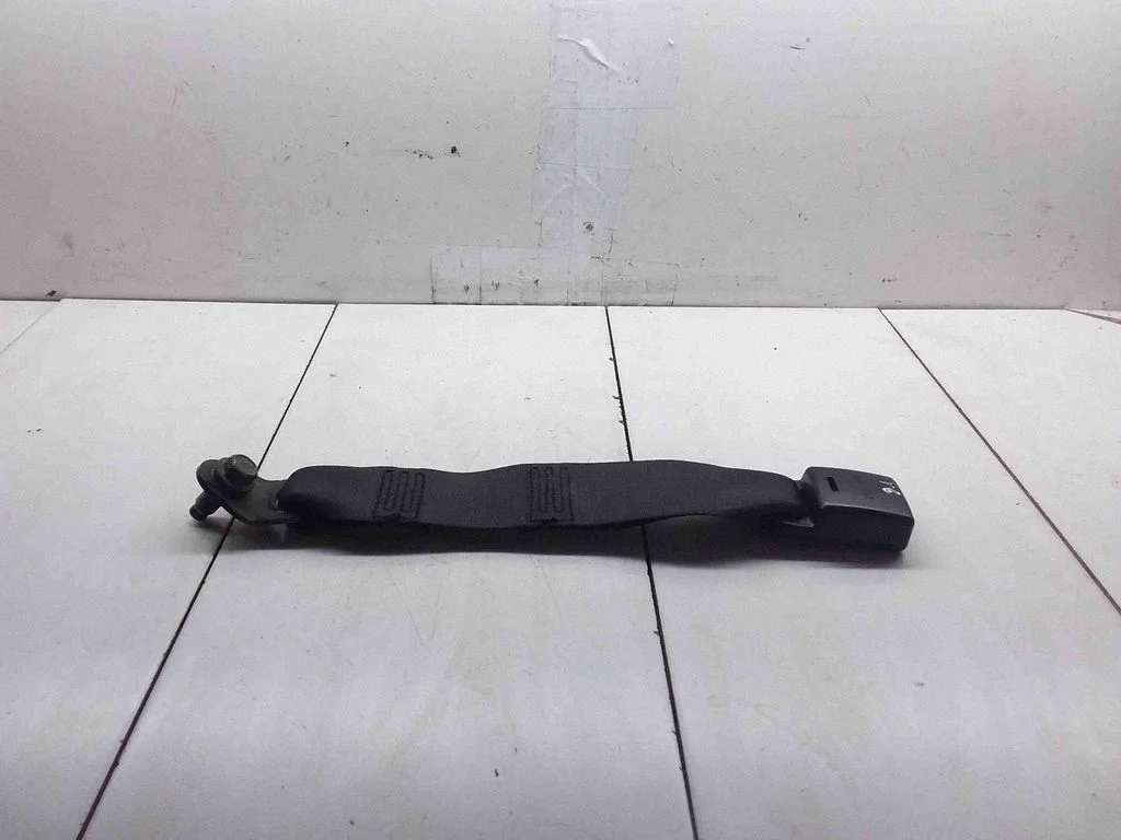 Middle seatbelt buckle (rear) 061109A