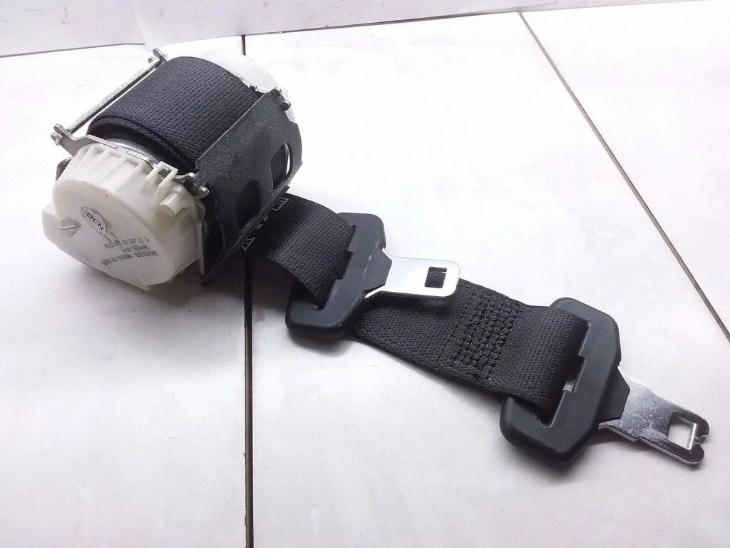 Middle seatbelt (rear) 33035173