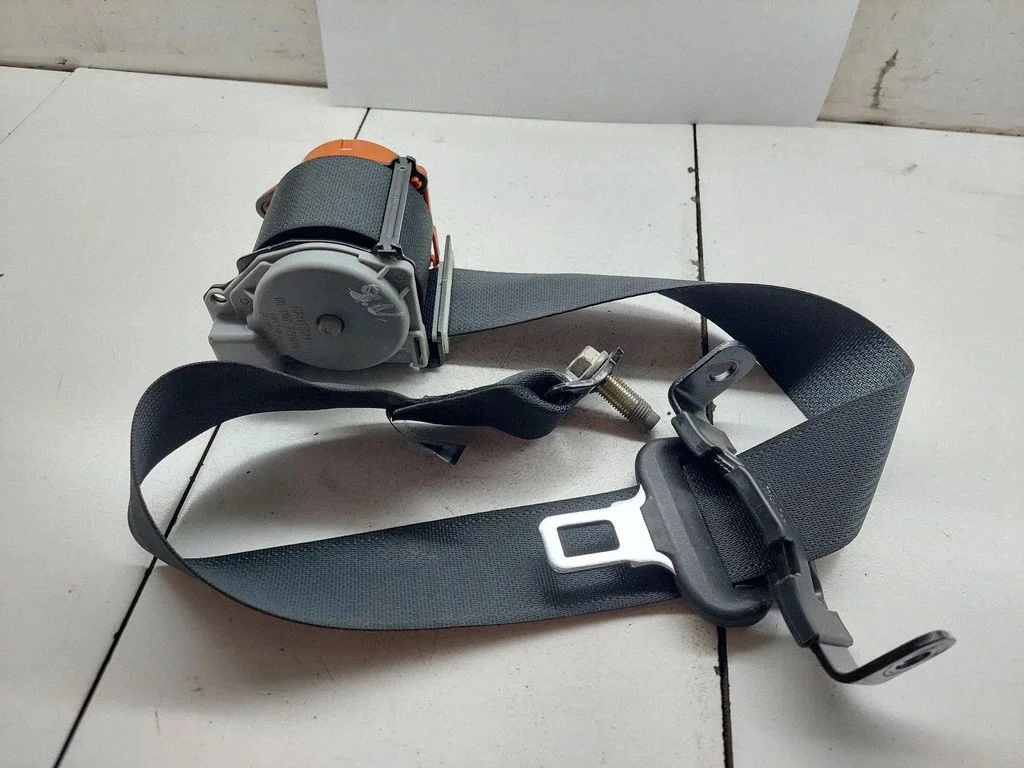 Middle seatbelt (rear) – Nissan Navara D23 (2015-)