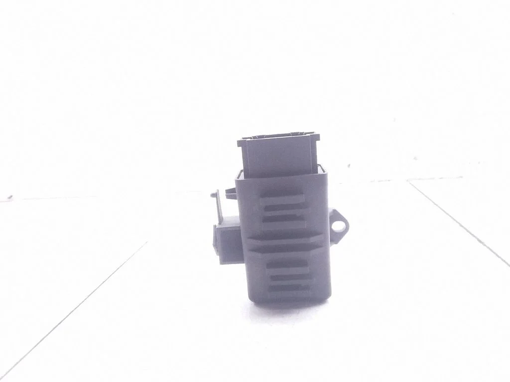 Seat heating relay – Volkswagen Touareg I (2002-2010)