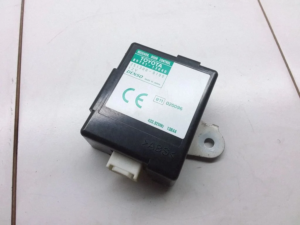Door central lock control unit/module – Toyota Corolla Verso E121 (2001-2004)
