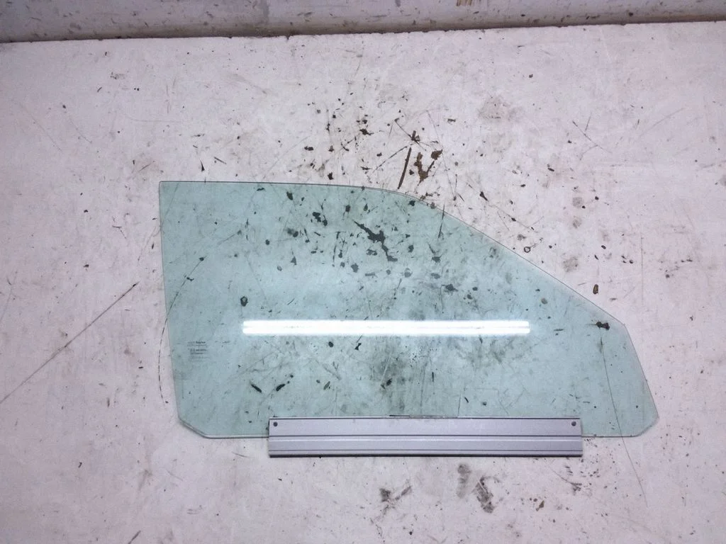Front door window glass four-door E1143R00003