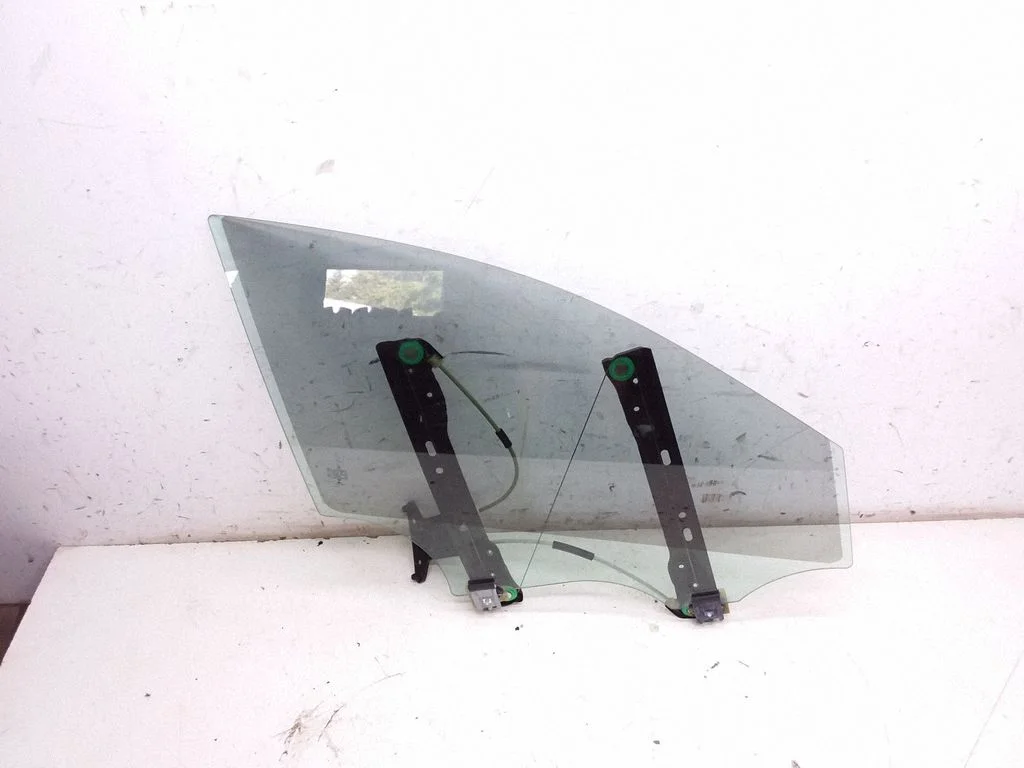 Front door window glass four-door – Mercedes-Benz C-Class W205 (2014-2021)